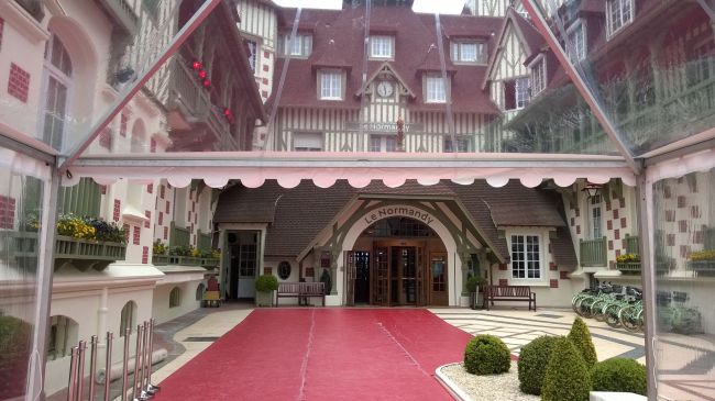 location de tente avec allée en moquette a Deauville en Normandie
